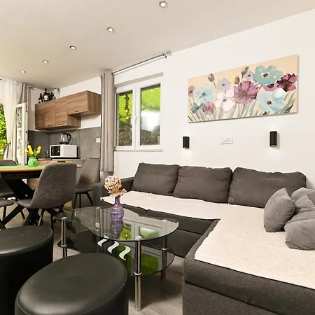 New, Close To The Beach Apartment With Terrace, Grill, Parking, 2-Rooms Trogir