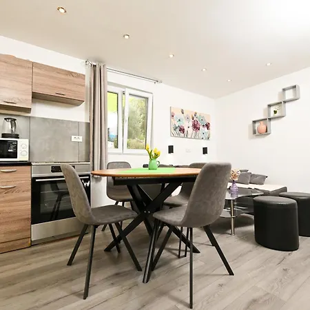 New, Close To The Beach Apartment With Terrace, 2-Room, Old Town Trogir Nearby *