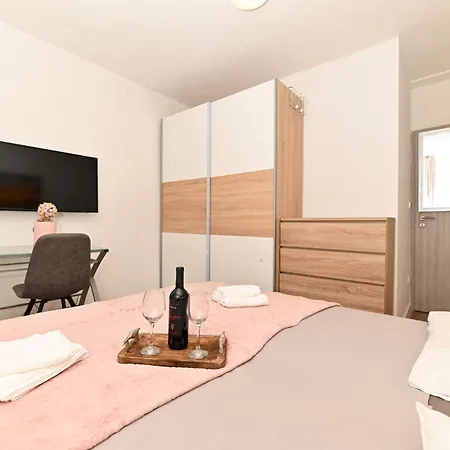 New, Close To The Beach Apartment With Terrace, 2-Room, Old Town Trogir Nearby * טרוגיר