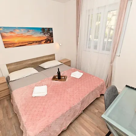 New, Close To The Beach Apartment With Terrace, 2-Room, Old Town Trogir Nearby דירה