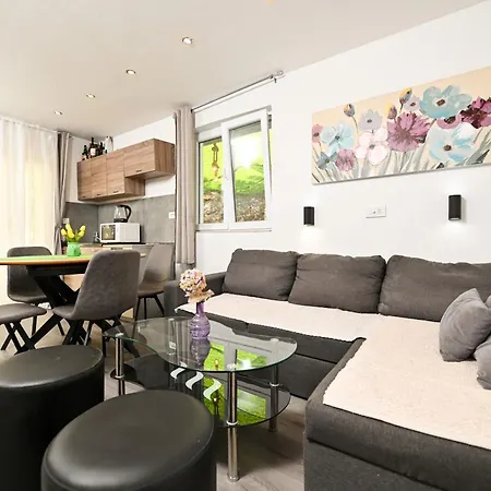 Apartmán New, Close To The Beach Apartment With Terrace, Grill, Parking, 2-Rooms Trogir