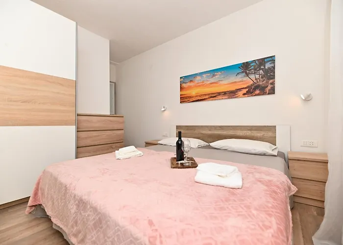 New, Close To The With Terrace, 2-room, Old Town Nearby Apartment *