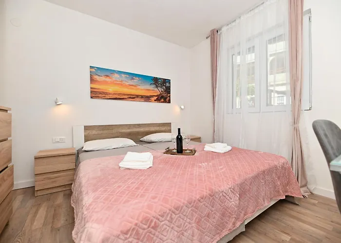 Appartement New, Close To The With Terrace, 2-room, Old Town Nearby