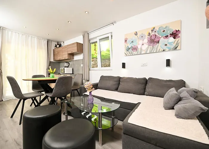 Appartement New, Close To The With Terrace, 2-room, Old Town Nearby Trogir